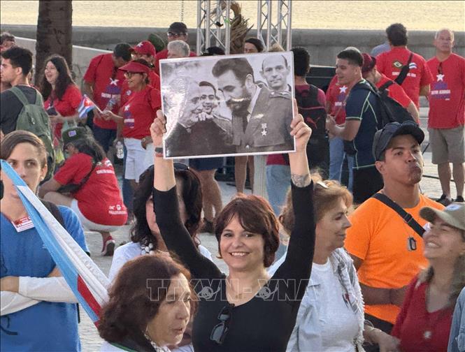 Người dân Cuba và bạn bè quốc tế tuần hành với ảnh của Tổng tư lệnh Fidel Castro Ruz. Ảnh: Việt Hùng-P/v TTXVN tại Cuba