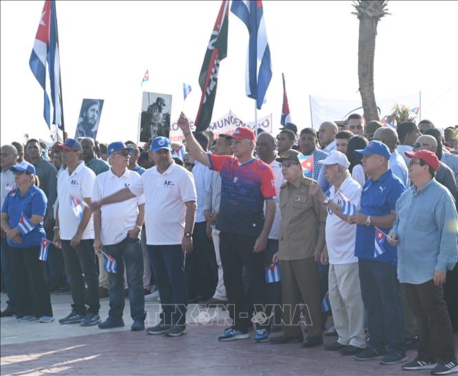 Đại tướng Raúl Castro (thứ 4 từ phải sang), Chủ tịch Miguel Diaz-Canel (thứ 5 từ phải sang), cũng các lãnh đạo Đảng, Nhà nước, tổ chức xã hội tham dự sự kiện. Ảnh: Việt Hùng-P/v TTXVN tại Cuba