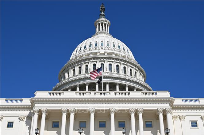 Toà nhà Quốc hội Mỹ ở Washington DC., ngày 1/5/2026. Theo Nghị quyết về Quyền hạn Chiến tranh Mỹ, Tổng thống - sau khi thông báo cho Quốc hội về việc sử dụng lực lượng quân sự - phải chấm dứt chiến dịch trong vòng 60 ngày, trừ khi Quốc hội cho phép tiếp tục hành động quân sự. Ảnh: THX/TTXVN