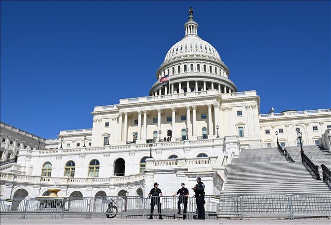 Toà nhà Quốc hội Mỹ ở Washington DC., ngày 1/5/2026. Theo Nghị quyết về Quyền hạn Chiến tranh Mỹ, Tổng thống - sau khi thông báo cho Quốc hội về việc sử dụng lực lượng quân sự - phải chấm dứt chiến dịch trong vòng 60 ngày, trừ khi Quốc hội cho phép tiếp tục hành động quân sự. Ảnh: THX/TTXVN