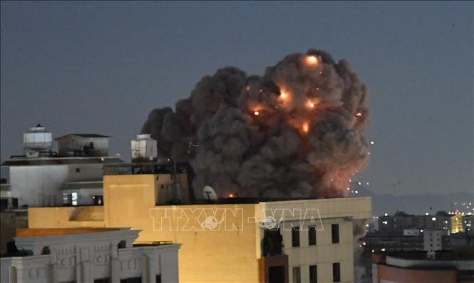 Khói bốc lên từ các toà nhà ở thủ đô Tehran, Iran sau loạt không kích từ lực lượng Mỹ-Israel, ngày 29/3/2026. Ảnh: THX/TTXVN