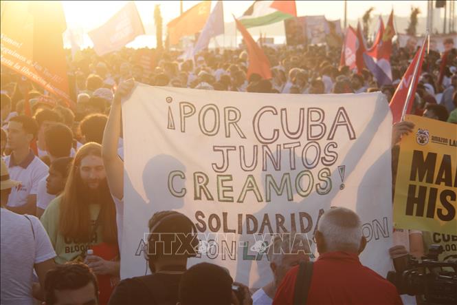 Một biểu ngữ thể hiện sự đoàn kết của bạn bè quốc tế với Cuba trong cuộc mít tinh ở thủ đô La Habana, sáng 1/5/2026 (giờ địa phương). Ảnh: Ngọc Duy - phóng viên TTXVN tại Cuba