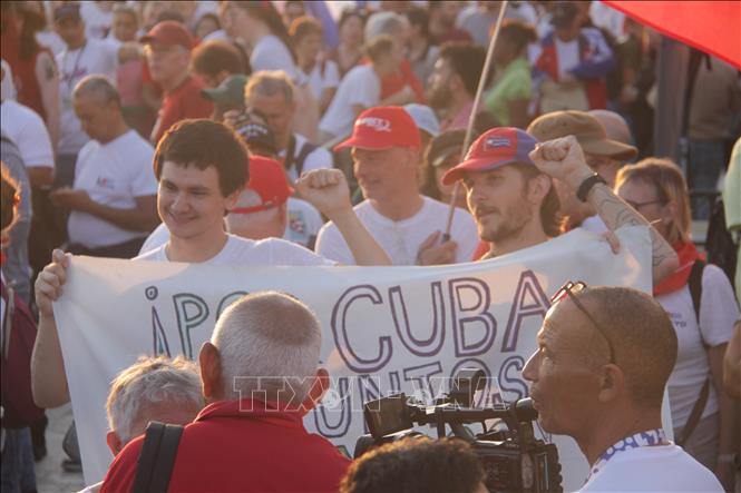 Bạn bè quốc tế thể hiện sự đoàn kết với Cuba trong trong cuộc mít tinh ở thủ đô La Habana, sáng 1/5/2026 (giờ địa phương). Ảnh: Ngọc Duy - phóng viên TTXVN tại Cuba