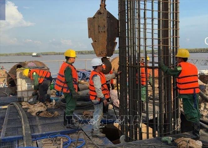 Các kỹ sư, công nhân đổ bê tông cọc khoan nhồi tại công trường đường giao thông ra đảo Hòn Khoai trên biển. Ảnh: Tuấn Phi - TTXVN