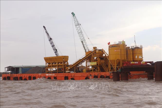 Trang thiết bị máy mọc phục vụ thi công dự án đường giao thông ra đảo Hòn Khoai trên biển. Ảnh: Tuấn Phi - TTXVN