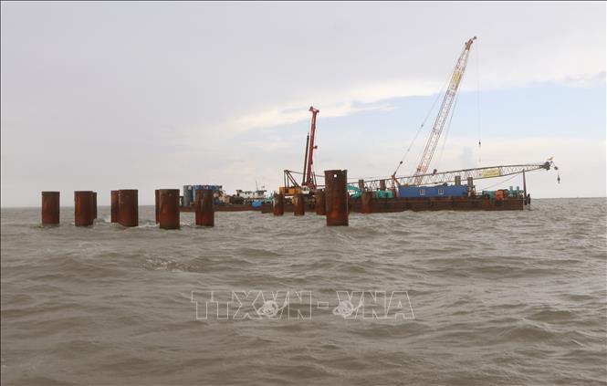 Công trường đường giao thông ra đảo Hòn Khoai trên biển. Ảnh: Tuấn Phi - TTXVN