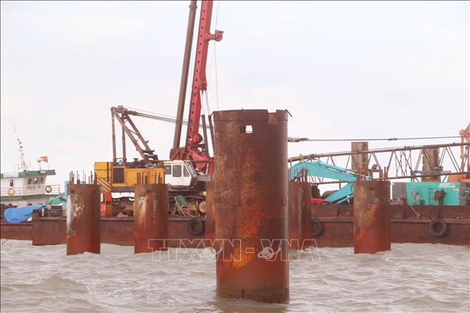 Các kỹ sư thi công hạng mục cọc khoan nhồi trên biển. Ảnh: Tuấn Phi - TTXVN