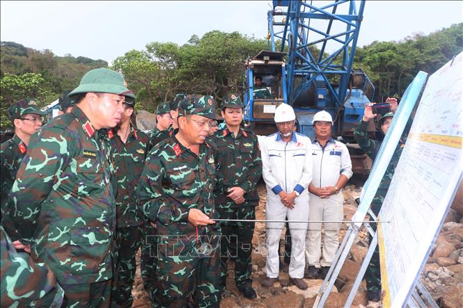 Thiếu tướng Nguyễn Hữu Ngọc - Tư lệnh Binh đoàn 12 kiểm tra thi công đường giao thông ra đảo Hòn Khoai. Ảnh: Tuấn Phi - TTXVN
