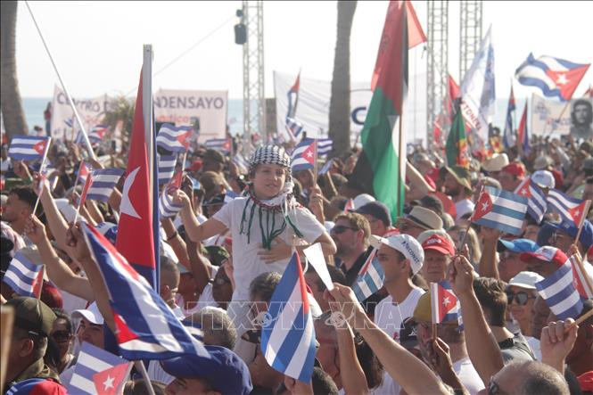 Người dân Cuba cùng bạn bè quốc tế trong cuộc mít tinh tuần hành tại thủ đô La Habana, sáng 1/5/2026 (giờ địa phương). Ảnh: Ngọc Duy - PV TTXVN tại Cuba