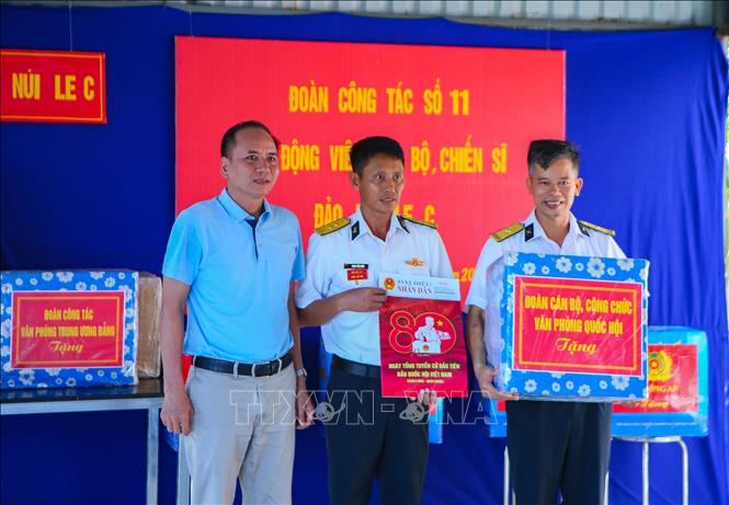 Trao quà cho cán bộ, chiến sĩ đang làm nhiệm vụ tại đảo Núi Le. Ảnh: Công Luật - TTXVN