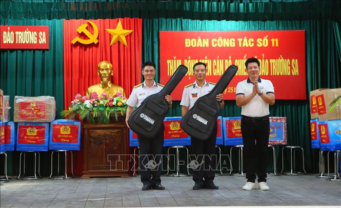 Trao quà cho cán bộ, chiến sĩ đang làm nhiệm vụ tại đảo Trường Sa. Ảnh: Công Luật - TTXVN