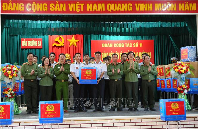 Trao quà cho cán bộ, chiến sĩ đang làm nhiệm vụ tại đảo Trường Sa. Ảnh: Công Luật - TTXVN