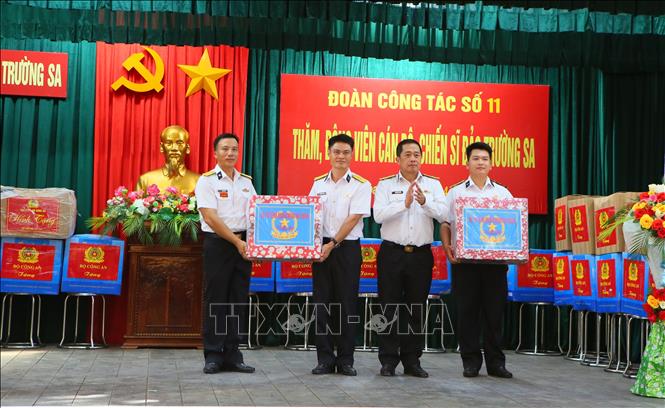 Trao quà cho cán bộ, chiến sĩ đang làm nhiệm vụ tại đảo Trường Sa. Ảnh: Công Luật - TTXVN
