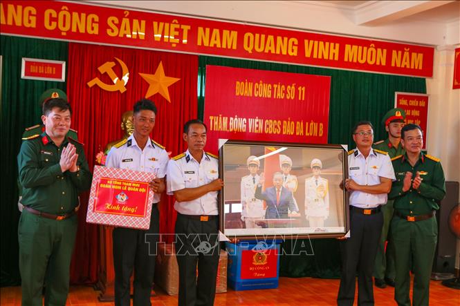 Trao quà cho cán bộ, chiến sĩ đang làm nhiệm vụ tại đảo Đá Lớn B. Ảnh: Công Luật - TTXVN