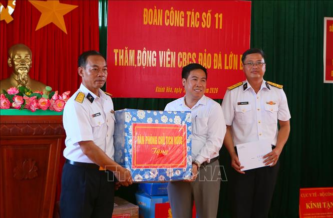 Trao quà cho cán bộ, chiến sĩ đang làm nhiệm vụ tại đảo Đá Lớn B. Ảnh: Công Luật - TTXVN