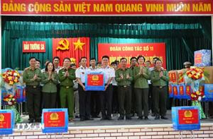 Trao quà cho các cán bộ, chiến sỹ làm nhiệm vụ tại Đặc khu Trường Sa