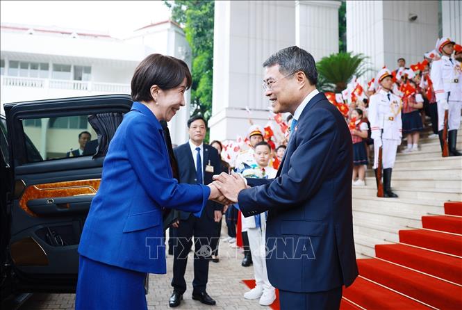 Thủ tướng Lê Minh Hưng đón Thủ tướng Nhật Bản Takaichi Sanae. Ảnh: Dương Giang – TTXVN
