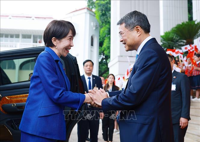 Thủ tướng Lê Minh Hưng đón Thủ tướng Nhật Bản Takaichi Sanae. Ảnh: Dương Giang – TTXVN
