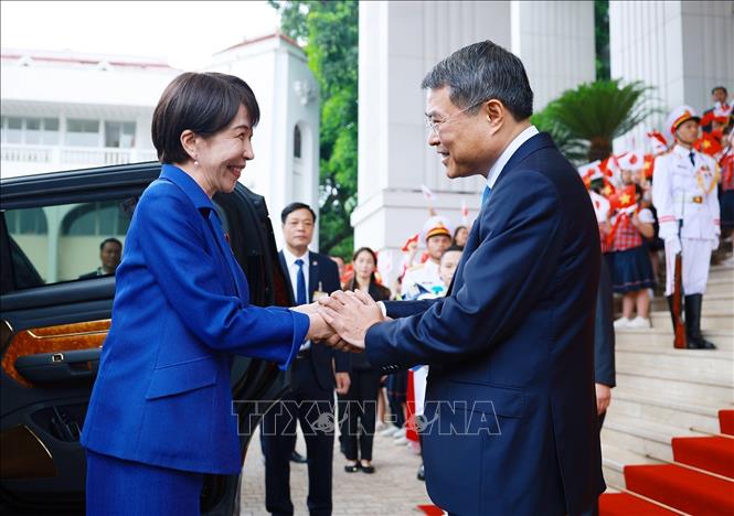 Thủ tướng Lê Minh Hưng đón Thủ tướng Nhật Bản Takaichi Sanae. Ảnh: Dương Giang – TTXVN
