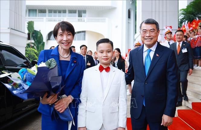 Thiếu nhi thủ đô tặng hoa chào đón Thủ tướng Nhật Bản Takaichi Sanae thăm chính thức Việt Nam. Ảnh: Dương Giang – TTXVN
