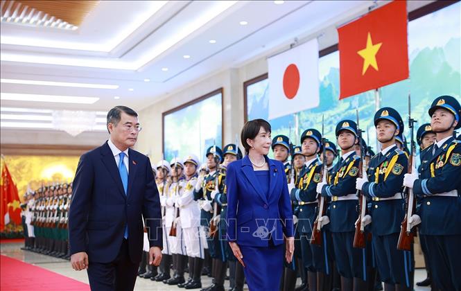 Thủ tướng Lê Minh Hưng và Thủ tướng Nhật Bản Takaichi Sanae duyệt Đội danh dự Quân đội nhân dân Việt Nam. Ảnh: Dương Giang – TTXVN
