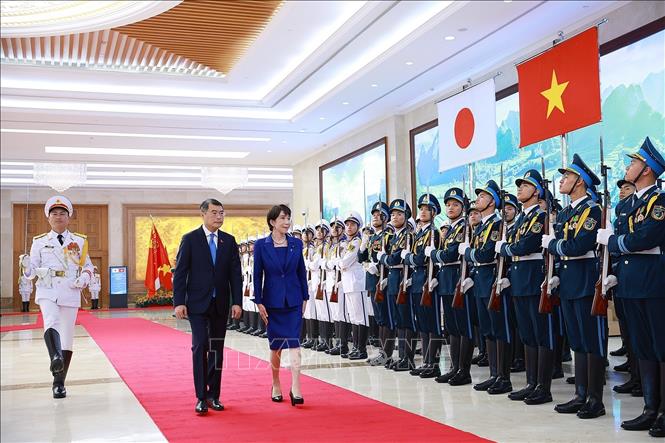 Thủ tướng Lê Minh Hưng và Thủ tướng Nhật Bản Takaichi Sanae duyệt Đội danh dự Quân đội nhân dân Việt Nam. Ảnh: Dương Giang – TTXVN
