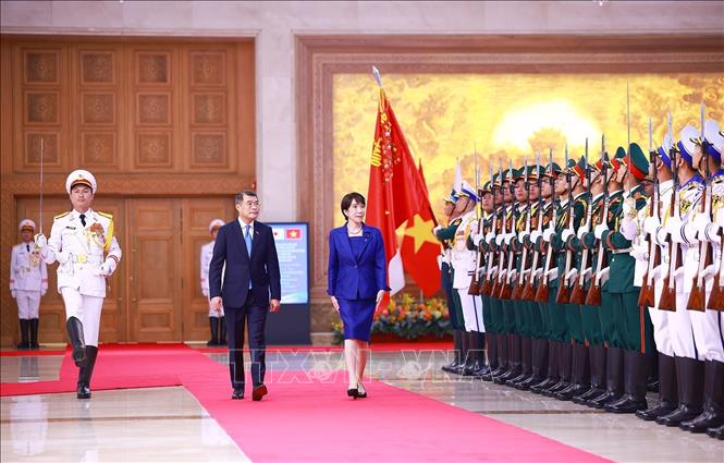 Thủ tướng Lê Minh Hưng và Thủ tướng Nhật Bản Takaichi Sanae duyệt Đội danh dự Quân đội nhân dân Việt Nam. Ảnh: Dương Giang – TTXVN
