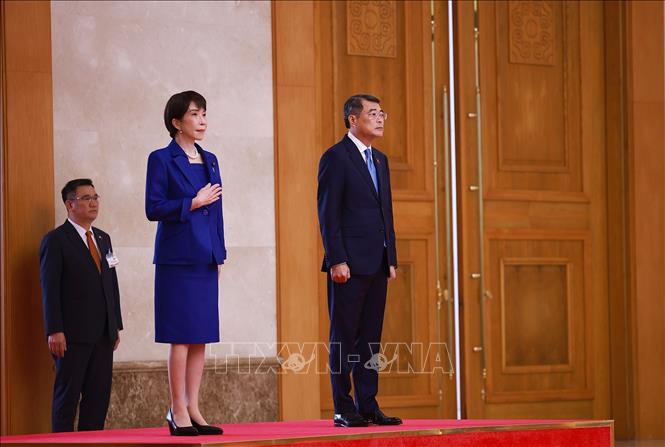 Thủ tướng Lê Minh Hưng và Thủ tướng Nhật Bản Takaichi Sanae nghe quân nhạc cử Quốc thiều hai nước. Ảnh: Dương Giang – TTXVN
