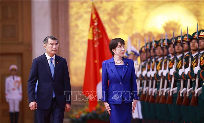 Thủ tướng Lê Minh Hưng và Thủ tướng Nhật Bản Takaichi Sanae duyệt Đội danh dự Quân đội nhân dân Việt Nam. Ảnh: Dương Giang – TTXVN
