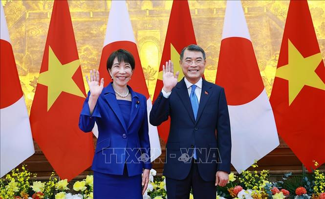 Thủ tướng Lê Minh Hưng và Thủ tướng Nhật Bản Takaichi Sanae chụp ảnh chung tại lễ đón. Ảnh: Dương Giang – TTXVN 
