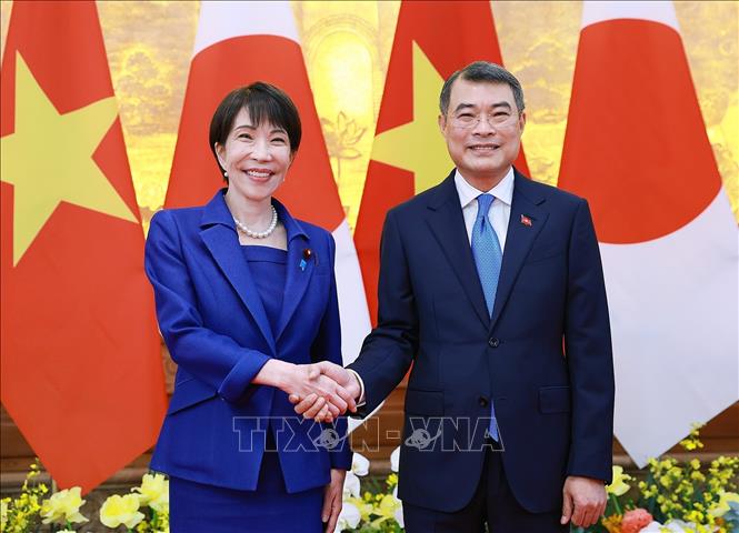 Thủ tướng Lê Minh Hưng và Thủ tướng Nhật Bản Takaichi Sanae chụp ảnh chung tại lễ đón. Ảnh: Dương Giang – TTXVN 
