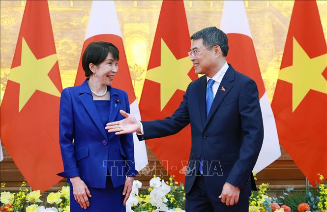 Thủ tướng Lê Minh Hưng và Thủ tướng Nhật Bản Takaichi Sanae chụp ảnh chung tại lễ đón. Ảnh: Dương Giang – TTXVN 
