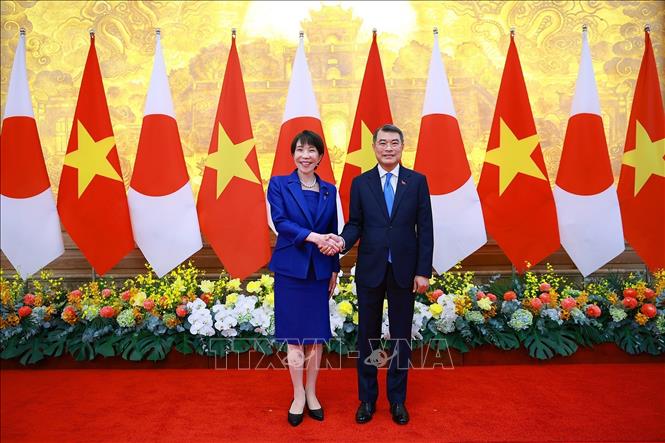 Thủ tướng Lê Minh Hưng và Thủ tướng Nhật Bản Takaichi Sanae chụp ảnh chung tại lễ đón. Ảnh: Dương Giang – TTXVN 

