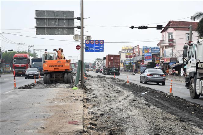 Quốc lộ 51, đoạn qua Đồng Nai đang được sửa chữa, nâng cấp. Ảnh: Công Phong - TTXVN