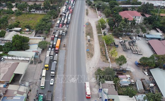 Một làn đường trên Quốc lộ 51 đang được sửa chữa, nâng cấp. Ảnh: Công Phong - TTXVN