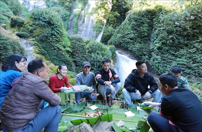 Khi du khách đến với thác Nậm Lúc sẽ được thưởng thức những mon ăn ngon dân dã do chính người dân bản địa phục vụ. Ảnh: Quý Trung – TTXVN