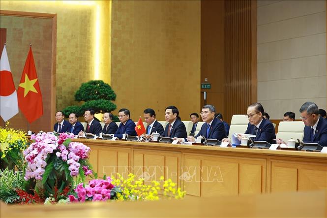 Thủ tướng Lê Minh Hưng và đoàn Việt Nam tại cuộc hội đàm với Thủ tướng Nhật Bản Takaichi Sanae. Ảnh: Dương Giang – TTXVN 
