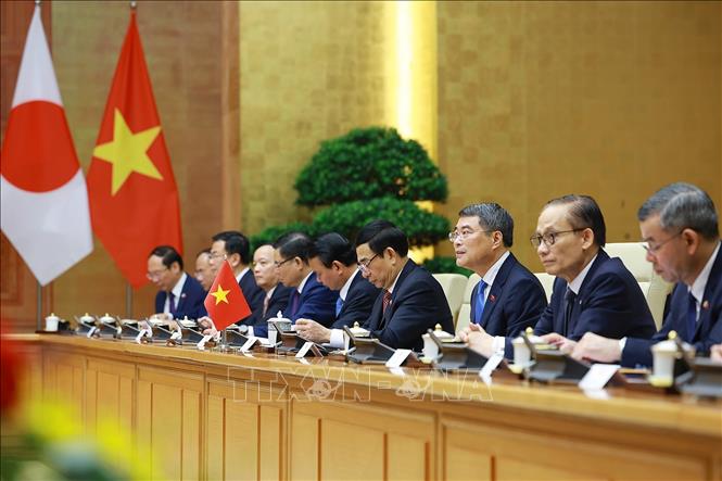 Thủ tướng Lê Minh Hưng và đoàn Việt Nam tại cuộc hội đàm với Thủ tướng Nhật Bản Takaichi Sanae. Ảnh: Dương Giang – TTXVN 
