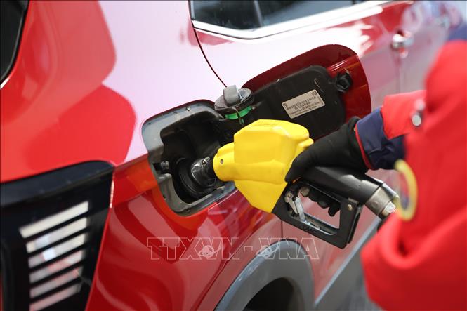 Bơm xăng cho phương tiện tại thành phố Liên Vân Cảng, tỉnh Giang Tô, Trung Quốc. Ảnh: THX/TTXVN