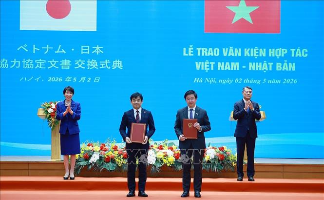 Thủ tướng Lê Minh Hưng và Thủ tướng Nhật Bản Takaichi Sanae chứng kiến trao Bản ghi nhớ giữa Bộ Khoa học và Công nghệ Việt Nam và Bộ Nội vụ và Truyền thông Nhật Bản về hợp tác trong lĩnh vực công nghệ thông tin và truyền thông (ICT) và chuyển đổi số.  Ảnh: Dương Giang – TTXVN 
