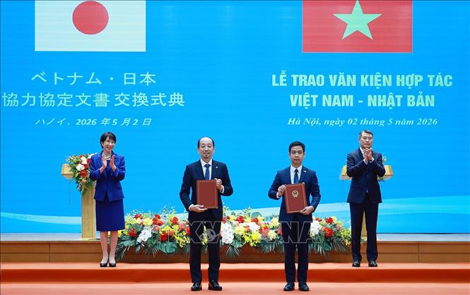 Thủ tướng Lê Minh Hưng và Thủ tướng Nhật Bản Takaichi Sanae chứng kiến trao Văn bản sửa đổi Thỏa thuận giữa Trung tâm Vũ trụ Việt Nam thuộc Viện Hàn lâm Khoa học và Công nghệ Việt Nam và Cơ quan Hàng không Vũ trụ Nhật Bản về trao đổi dữ liệu vệ tinh. Ảnh: Dương Giang – TTXVN 
