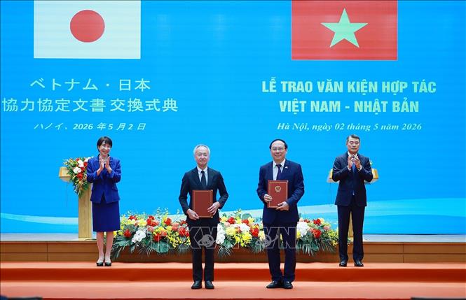 Thủ tướng Lê Minh Hưng và Thủ tướng Nhật Bản Takaichi Sanae chứng kiến trao Bản ghi nhớ hợp tác về tăng trưởng carbone thấp giữa Chính phủ hai nước thực hiện cơ chế tín chỉ chung (JCM). Ảnh: Dương Giang – TTXVN 
