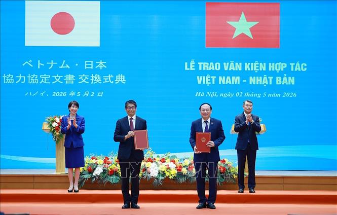 Thủ tướng Lê Minh Hưng và Thủ tướng Nhật Bản Takaichi Sanae chứng kiến trao Thoả thuận vay (L/A) cho Dự án Phát triển cơ sở hạ tầng thích ứng với biến đổi khí hậu để hỗ trợ sản xuất cho đồng bào dân tộc thiểu số các tỉnh trung du, miền núi phía Bắc giữa Chính phủ Việt Nam và Cơ quan Hợp tác quốc tế Nhật Bản (JICA). Ảnh: Dương Giang – TTXVN
