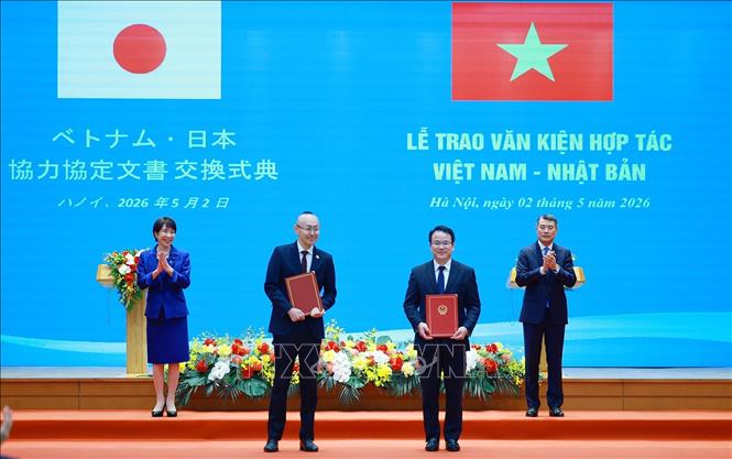 Thủ tướng Lê Minh Hưng và Thủ tướng Nhật Bản Takaichi Sanae chứng kiến trao Thoả thuận vay (L/A) cho Dự án Phát triển nông thôn thích ứng với thiên tai giữa Chính phủ Việt Nam và Cơ quan Hợp tác quốc tế Nhật Bản (JICA). Ảnh: Dương Giang – TTXVN 
