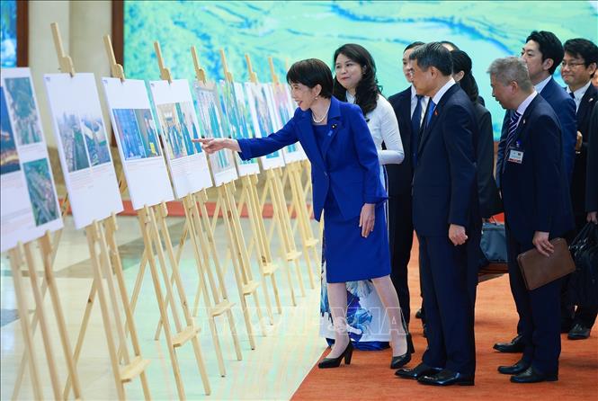 Thủ tướng Lê Minh Hưng và Thủ tướng Nhật Bản Takaichi Sanae tham quan Trưng bày ảnh về quan hệ hợp tác giữa hai nước. Ảnh: Dương Giang – TTXVN 