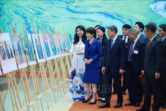 Thủ tướng Lê Minh Hưng và Thủ tướng Nhật Bản Takaichi Sanae tham quan Trưng bày ảnh về quan hệ hợp tác giữa hai nước. Ảnh: Dương Giang – TTXVN 