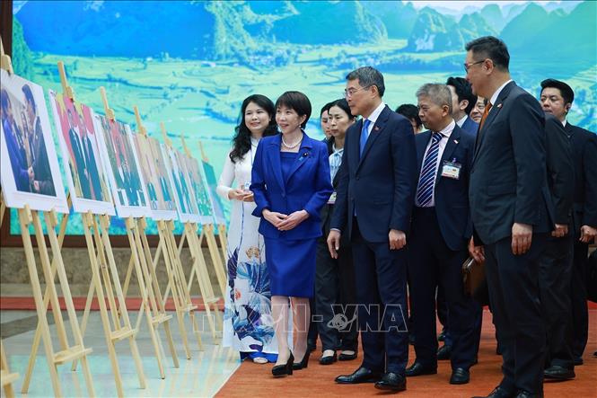 Thủ tướng Lê Minh Hưng và Thủ tướng Nhật Bản Takaichi Sanae tham quan Trưng bày ảnh về quan hệ hợp tác giữa hai nước. Ảnh: Dương Giang – TTXVN 
