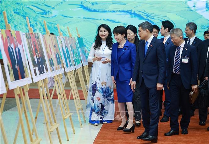 Thủ tướng Lê Minh Hưng và Thủ tướng Nhật Bản Takaichi Sanae tham quan Trưng bày ảnh về quan hệ hợp tác giữa hai nước. Ảnh: Dương Giang – TTXVN 