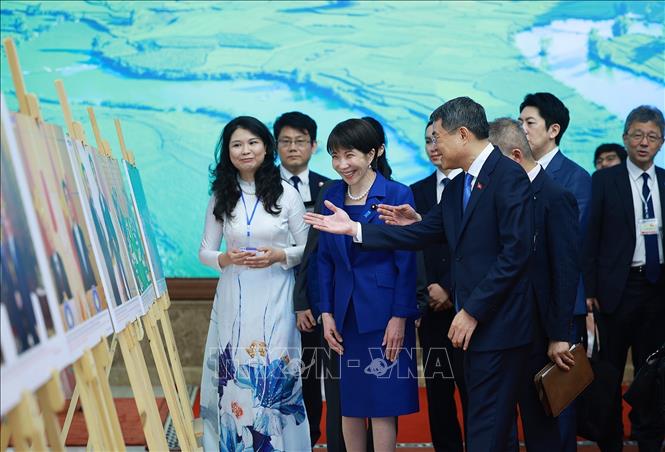 Thủ tướng Lê Minh Hưng và Thủ tướng Nhật Bản Takaichi Sanae tham quan Trưng bày ảnh về quan hệ hợp tác giữa hai nước. Ảnh: Dương Giang – TTXVN 