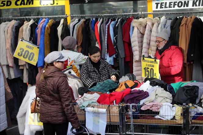 Người tiêu dùng mua hàng hoá tại chợ địa phương ở Ankara, Thổ Nhĩ Kỳ. Ảnh: THX/TTXVN